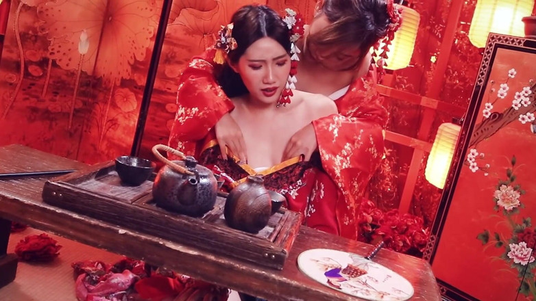 SWAG.live: Kimono altında - iki sürtük sert ve yüksek sesle sikişiyor.