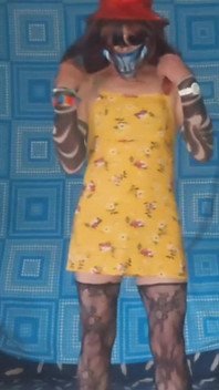 Teaser dans ma petite robe jaune sexy et ma culotte bleue