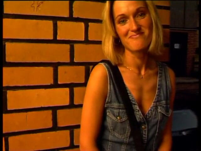 Lucky Cooch: Splendida ragazza bionda intervistata