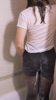 MILF panas dalam pantyhose basah mengusik pantat