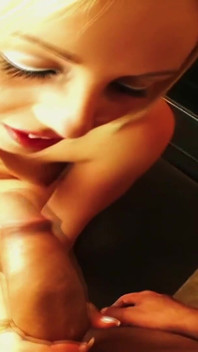 Blonde slet Megan Diamond wordt hard anaal geneukt op de keukenvloer