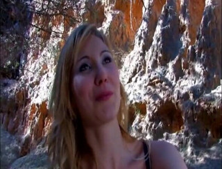 European Classics: Blonďatá kráska je ošukaná na venkovním castingu