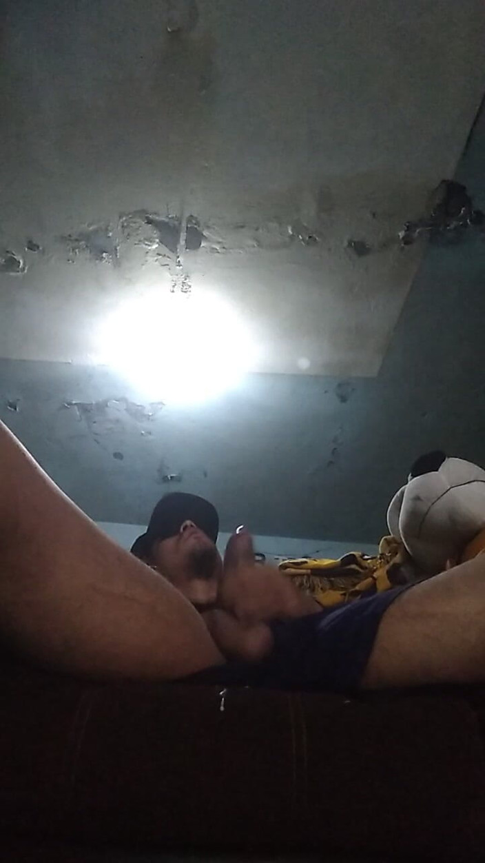AlexAlejandro13: Rimango solo a giocare con il mio cazzo eretto