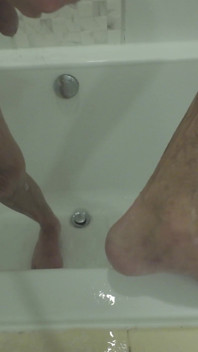 Ich brauche einen fußsklaven, um meine Füße unter der dusche zu verehren