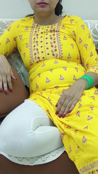 Donna indiana indiana in un Sari sul divano che mostra le sue tette