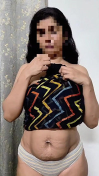 リンがヌードで搾乳を受ける