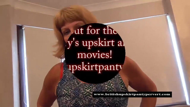 The British Short Skirt Panty Pervert: Soția roz în chiloți 2