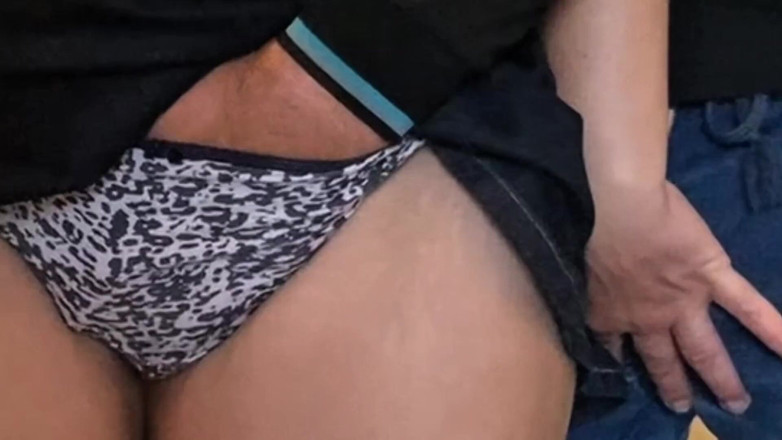 Niki studio: Am lăsat un străin să-mi fută pizda cu degetul în metrou