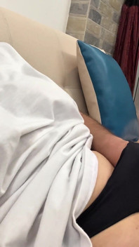 Fată tânără obraznică se masturbează în sufrageria hotelului- chiloți umezi și murdari