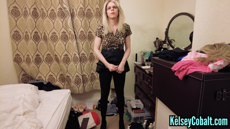 KelseyCobalt: Ondoorzichtige panty in mijn slaapkamer en klaarkomen