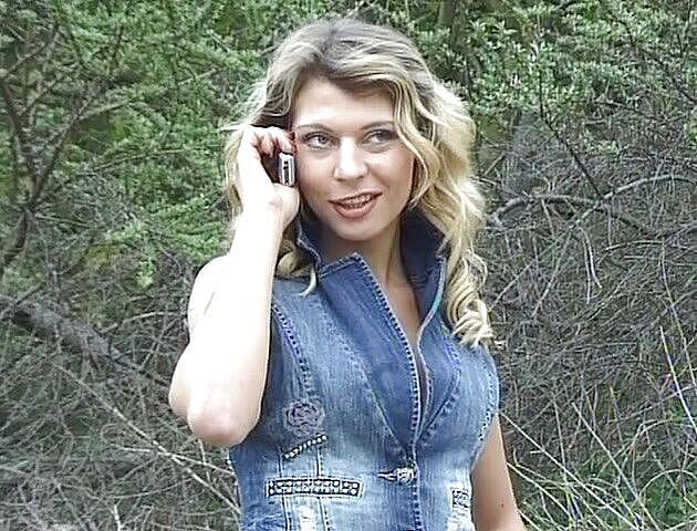 Flash Model Amateurs: 야외에서 섹시한 금발 창녀의 관능적인 장면