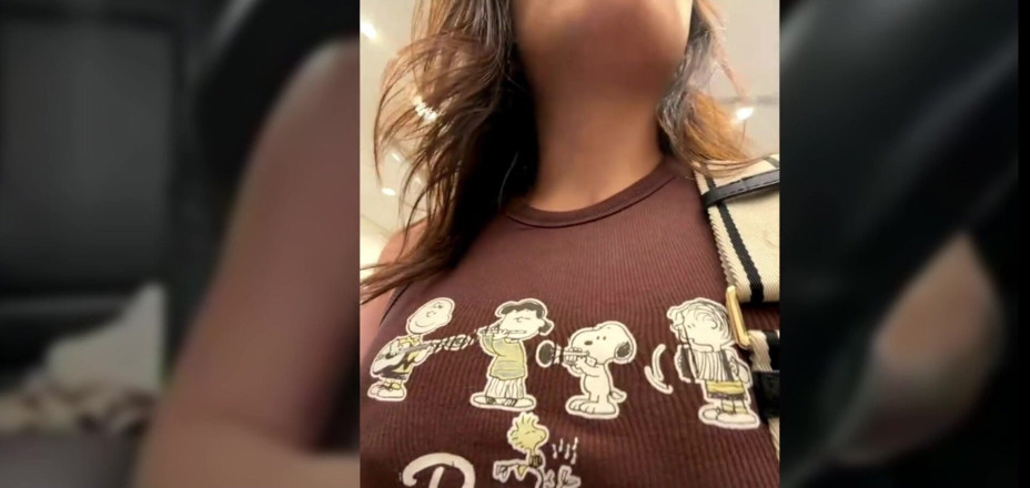 Ayumi Hall: Ik probeer wat kleren in een winkelcentrum en een fan...