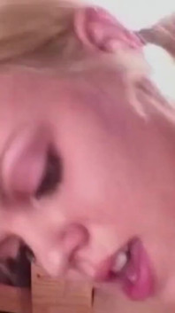 Düzgün vücutlu sarışın orta yaşlı seksi kadın arkadan sert sikiliyor