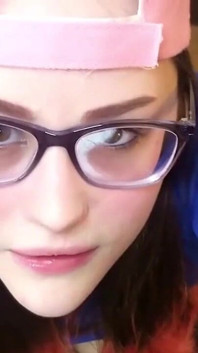 Karen s černým ptákem ve sprše v hlavní roli s Lunou Kat