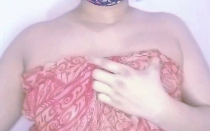 Faryal: Sono una ragazza arrapata che succhia le mie tette naturali...