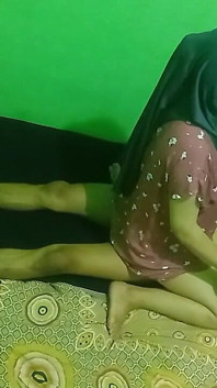 O fată cu voal hijab este futută de un bărbat care a fost futută de un bărbat