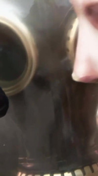 Duas garotas mascaradas estão se divertindo com seu escravo