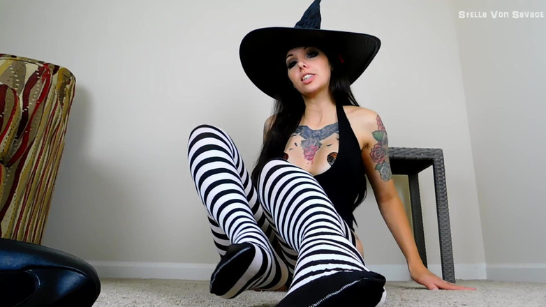 Stella Von Savage: Randig strumpa &amp;fötter JOi stygg häxa
