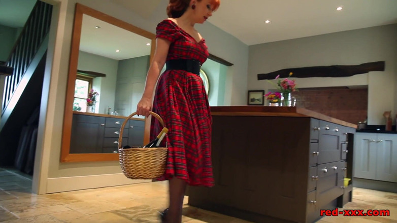 RedXXX: Horny Housewife!
