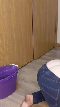 Дупа показує протирання підлоги