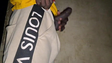 Power dick: ホットで非常に男らしい黒人が彼の黒いコックを披露