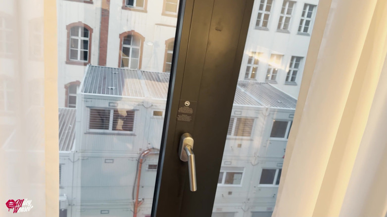 Miley Weasel: Azgın sarışın orospu açık pencerede sevişti!!
