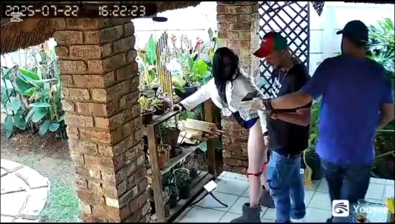 Bigjoefuckalott: Kamera zachytila, jak moje žena šuká mé dva nejlepší kamarády, když jsem...