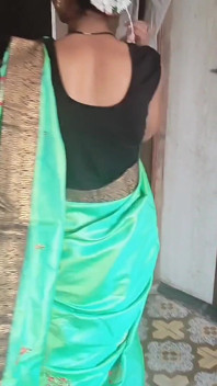 Indische vrouw maakt zich klaar in groene Saree. Deel 1