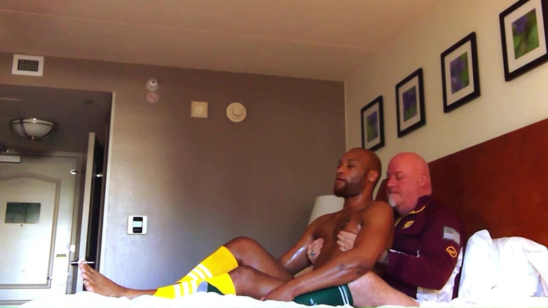 beardaddychub: Trener daje masaż!