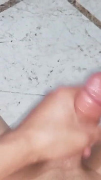 Handjob sudut pandangan pertama yang ghairah dengan sudut pandangan pertama yang menyeronokkan di bilik air