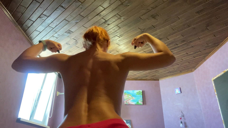 Risky Hairy Couple: 強い筋肉を見せる赤毛熟女