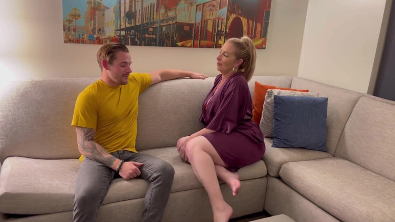 Danni Jones: Le beau-fils Alex Envy vient trouver sa belle-mère Danni Jones...