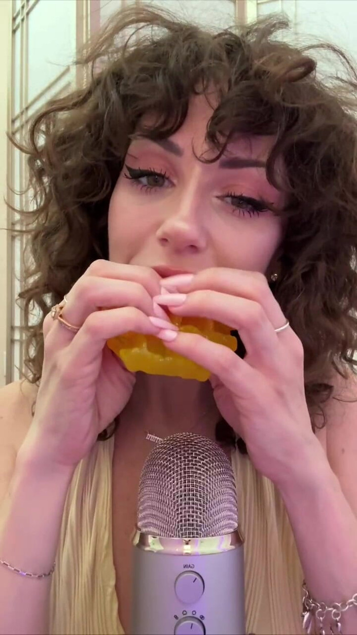 SavvyStar: In wafel eten en asmr zuigen