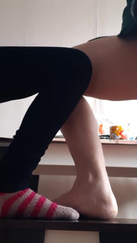 Mujer de mediana edad y estudiante se masturban en sillas