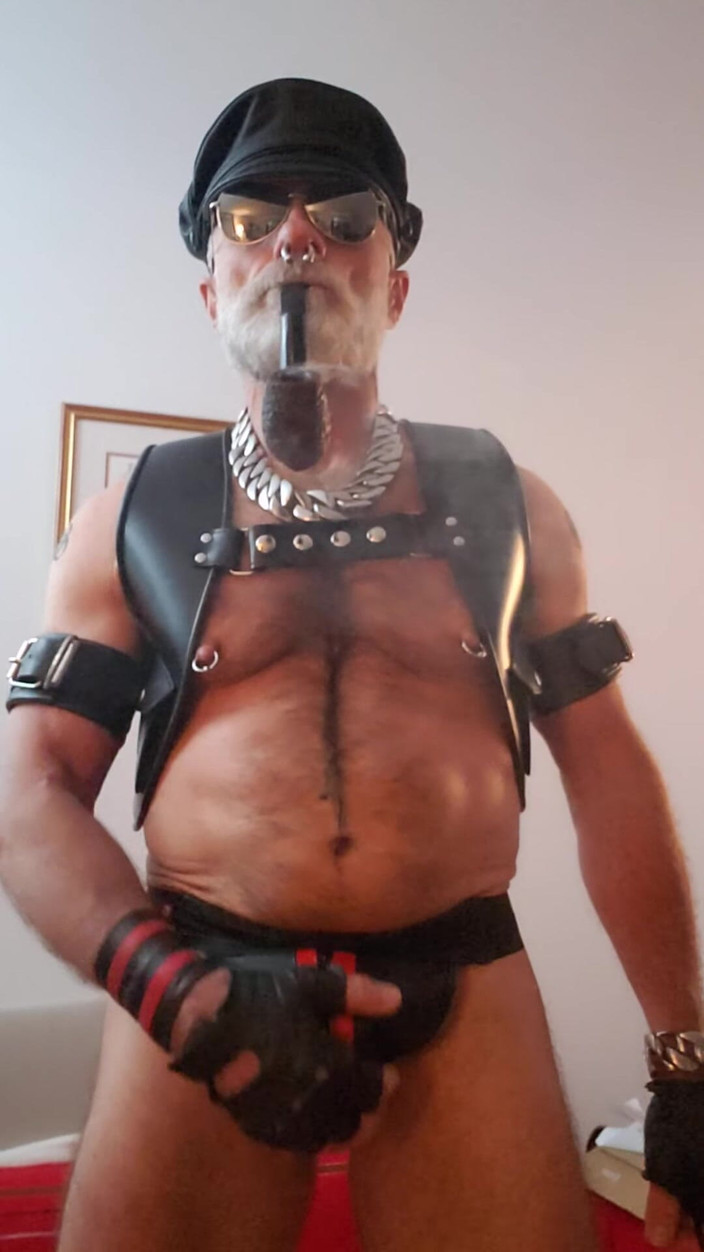 Muscles Cigar FFPig: Сигара отчим наслаждается трубкой с новой парой зажимов для сосков от Meo.de, ожидая, пока придет мальчик и играть с ними