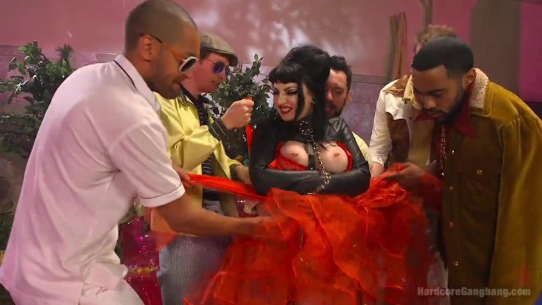 Hardcore Gangbang by Kink: Kink flamingos:拖车公园垃圾荡妇被5个饥渴的男人轮奸