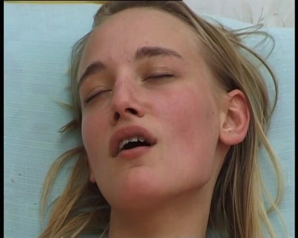 YOUR FIRST PORN: Luna echt tienerorgasme met Luna
