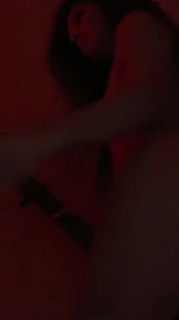 脱衣舞女正在自慰