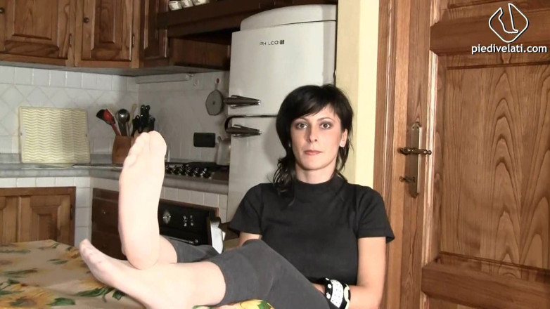 Foot Fetish HD: Seksi yaraklı Elena seksi ayaklarıyla oynamayı seviyor