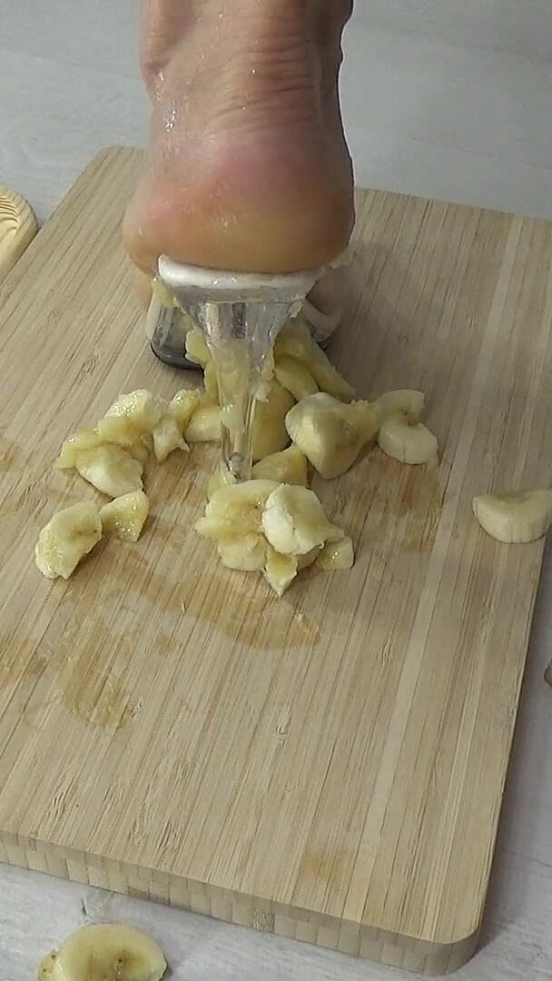 AnnaBUST: Saya menghancurkan pisang dengan kasut tumit tinggi saya.