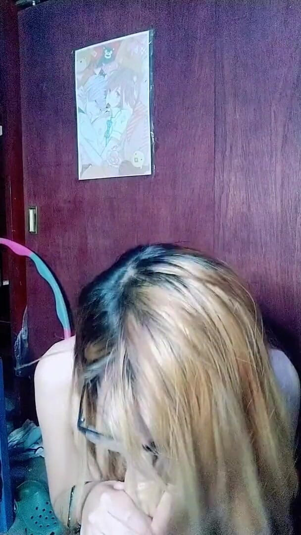 Crystal Phoenix: Gadis pemberontak ingin mengisap penismu