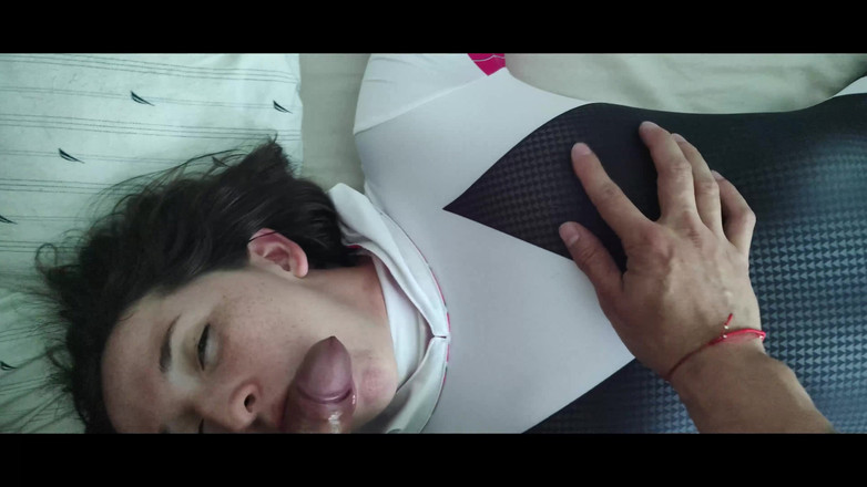 Candy Camille: Spidergwen ligotée se fait baiser bien comme il faut