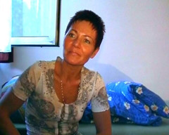 German's MILF: Krátkovlasá MILFka z Německa si hraje se svou kundičkou