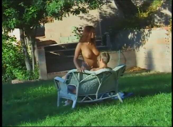 VOP Vintage: Hete Aziatische babe wordt buitenshuis geneukt en gespoten