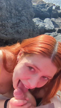 POV: Riskantní venkovní kouření, moje readhead přítelkyně saje mého ptáka na pláži