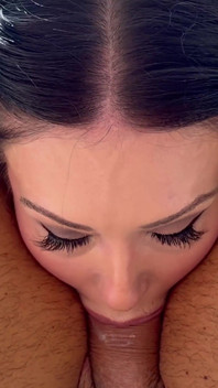 En primer plano - una mamada descuidada de la nena caliente Victoria Malfoy