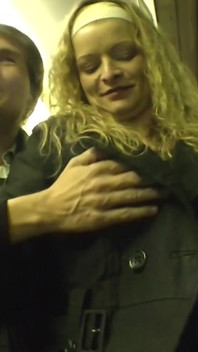 Une blonde excitée se fait baiser dans le studio