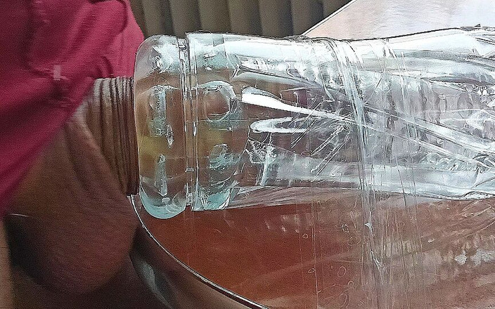 ArchiRusik: Vykouřel a završil pískající díru se svým velkým sexy čůrákem a...