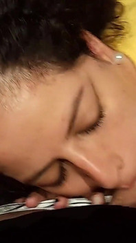 Ich finde meine geile nachbarin auf der treppe, sie lässt mich sie ficken und bedecke ihr gesicht mit sperma
