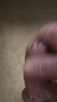 Il mio amico si siede su una sedia e si masturba il suo cazzo mentre guarda il video